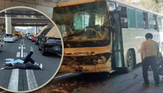 중국인 여성 두 명이 사고로 47명이 다치고 교통이 마비된 일본의 한 고속도로에 누워 '인생샷'을 찍고 SNS에 올려 논란이 일고 있다.<홍콩 사우스차이나모닝포스트 보도 캡처>